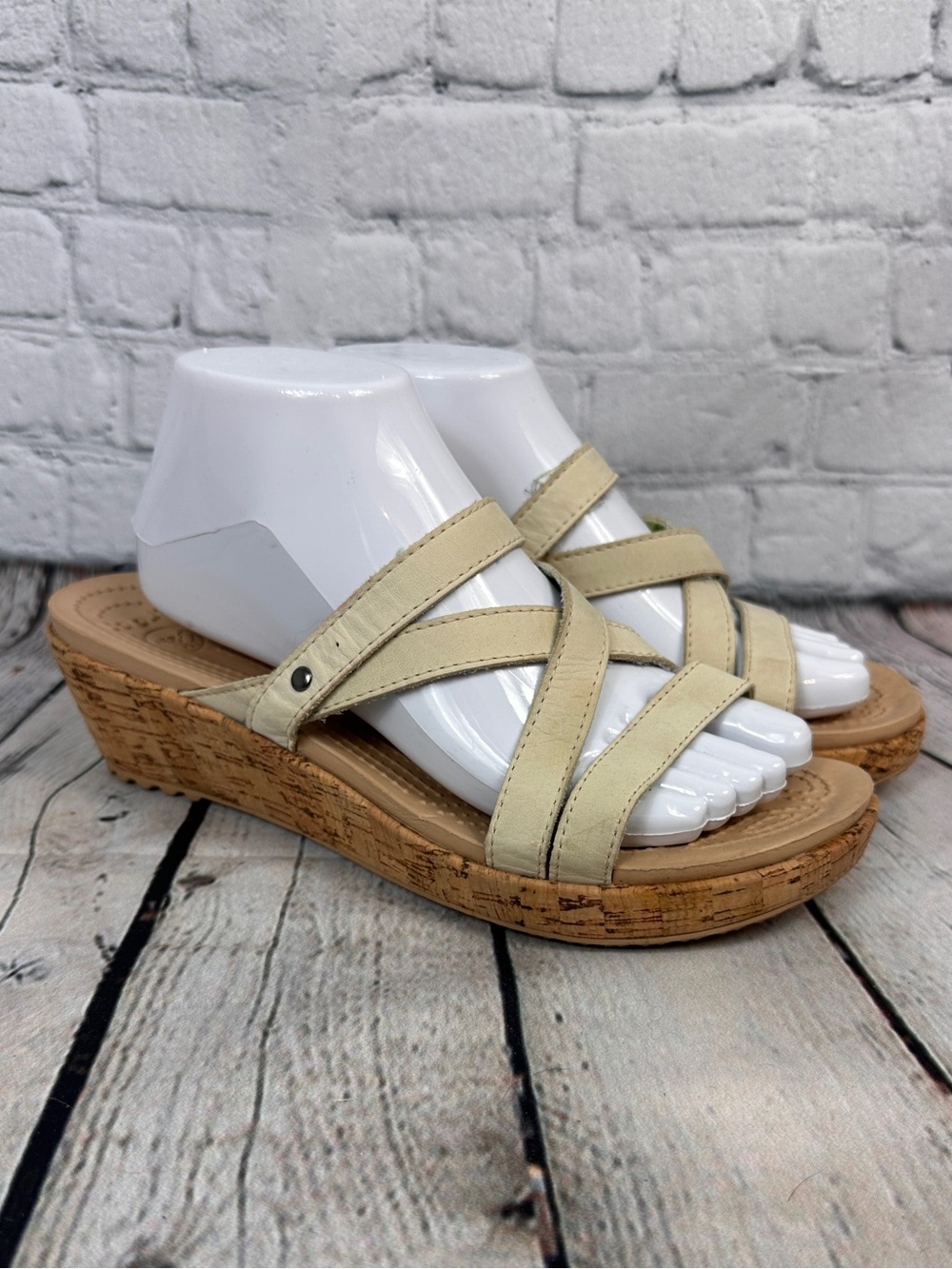 Crocs A-Leigh strappy wedge sandals cream crisscross leather strap size 9